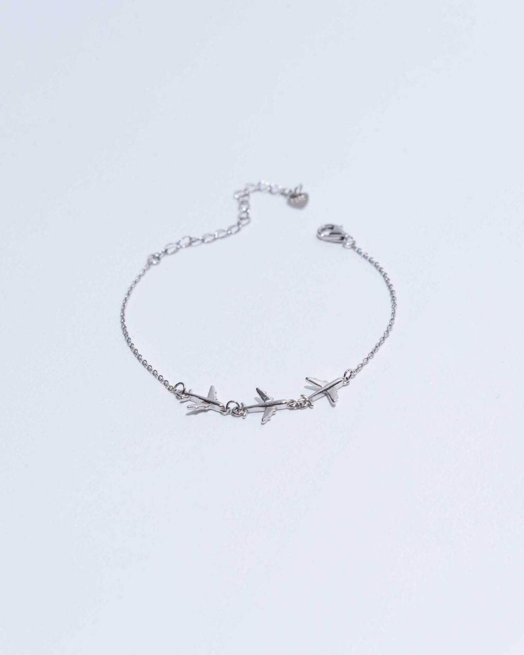 Silver Bracelet with Three Airplanes: A beautiful accessory for travelers, with a unique design that captures the essence of adventure.