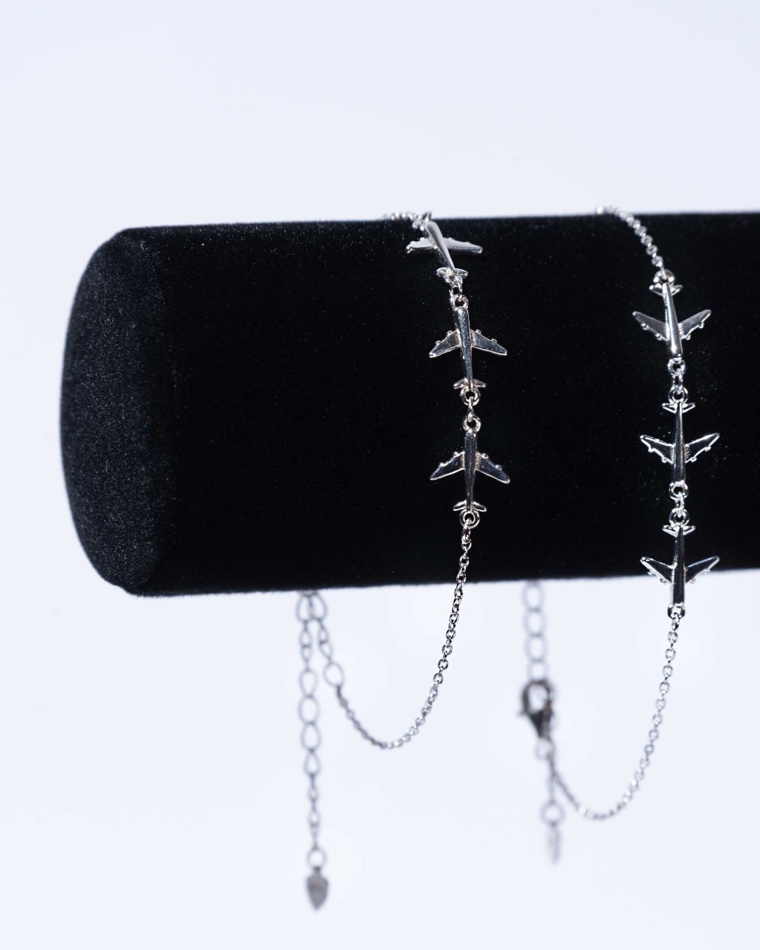 Silver Bracelet with Three Airplanes: The ideal gift for aviation enthusiasts and travelers, combining elegance and adventure in one.