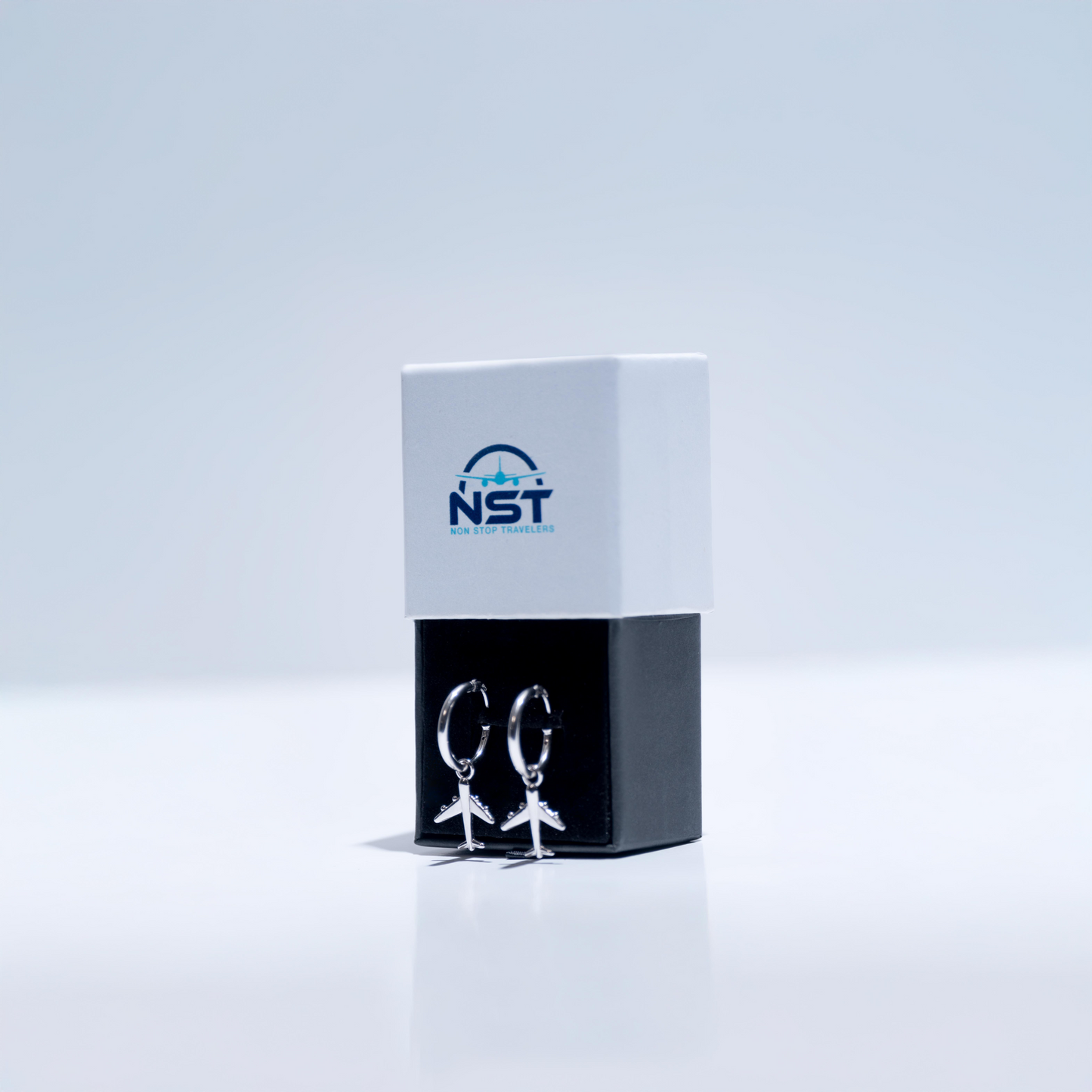 Silver Earring with Airplane Hook: The perfect accessory for those who dream of flying high, with a design that reflects your passion for travel.