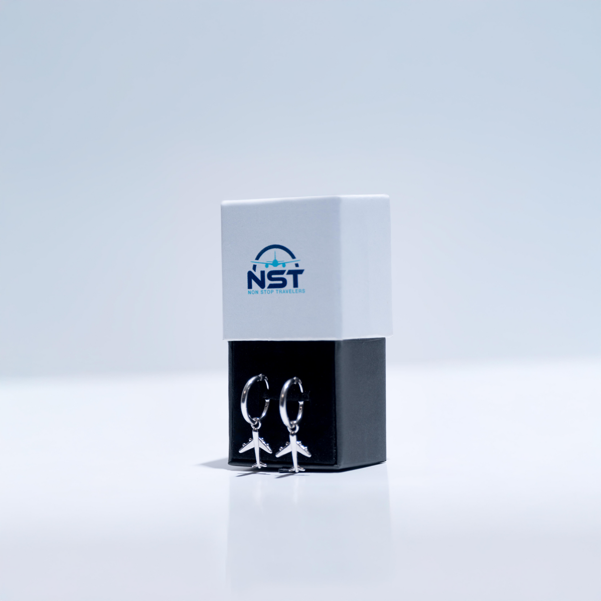 Silver Earring with Airplane Hook: The perfect accessory for those who dream of flying high, with a design that reflects your passion for travel.